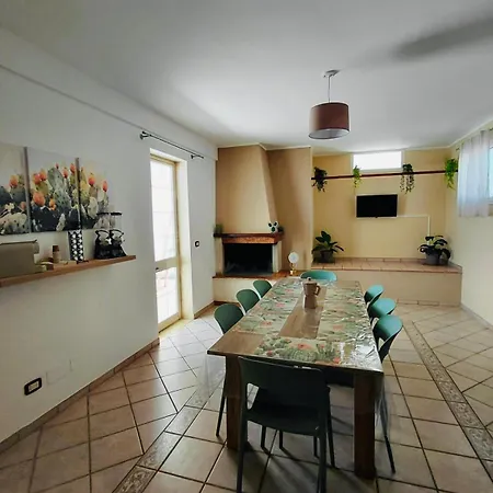 Piazza Coperta Casa Nyaraló Aradeo